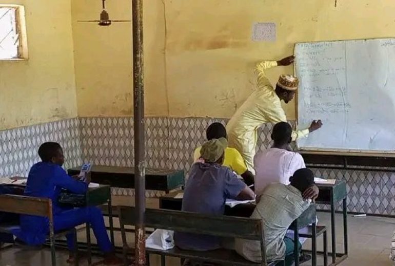 A-tutor-teaching-children-during-weekend-classes-720x375