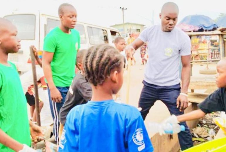 Reyclearn_Recyclearn-Initiative-and-the-pupils-are-collecting-plastic-waste-in-a-gutter-750x375